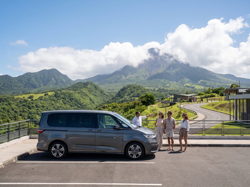 Groupe de visiteurs et véhicule ON WAY à un belvédère de Basse-Terre